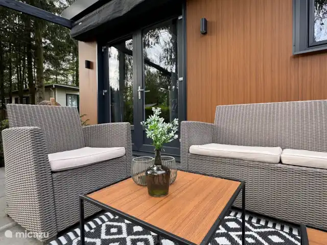 Maison de la Nature Dennenzicht - @Veluwe | Pays-Bas, Gueldre, Wells - chalet Détendez-vous dans le salon ou à la table de pique-nique et écoutez le chant des nombreux oiseaux. Qui sait, vous verrez peut-être passer des écureuils.