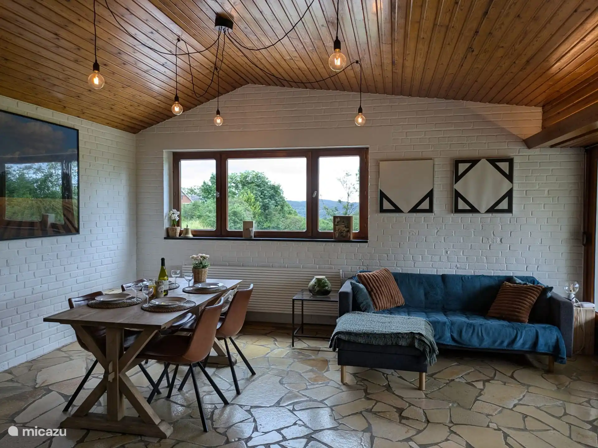 Essbereich und TV-Sitzecke 