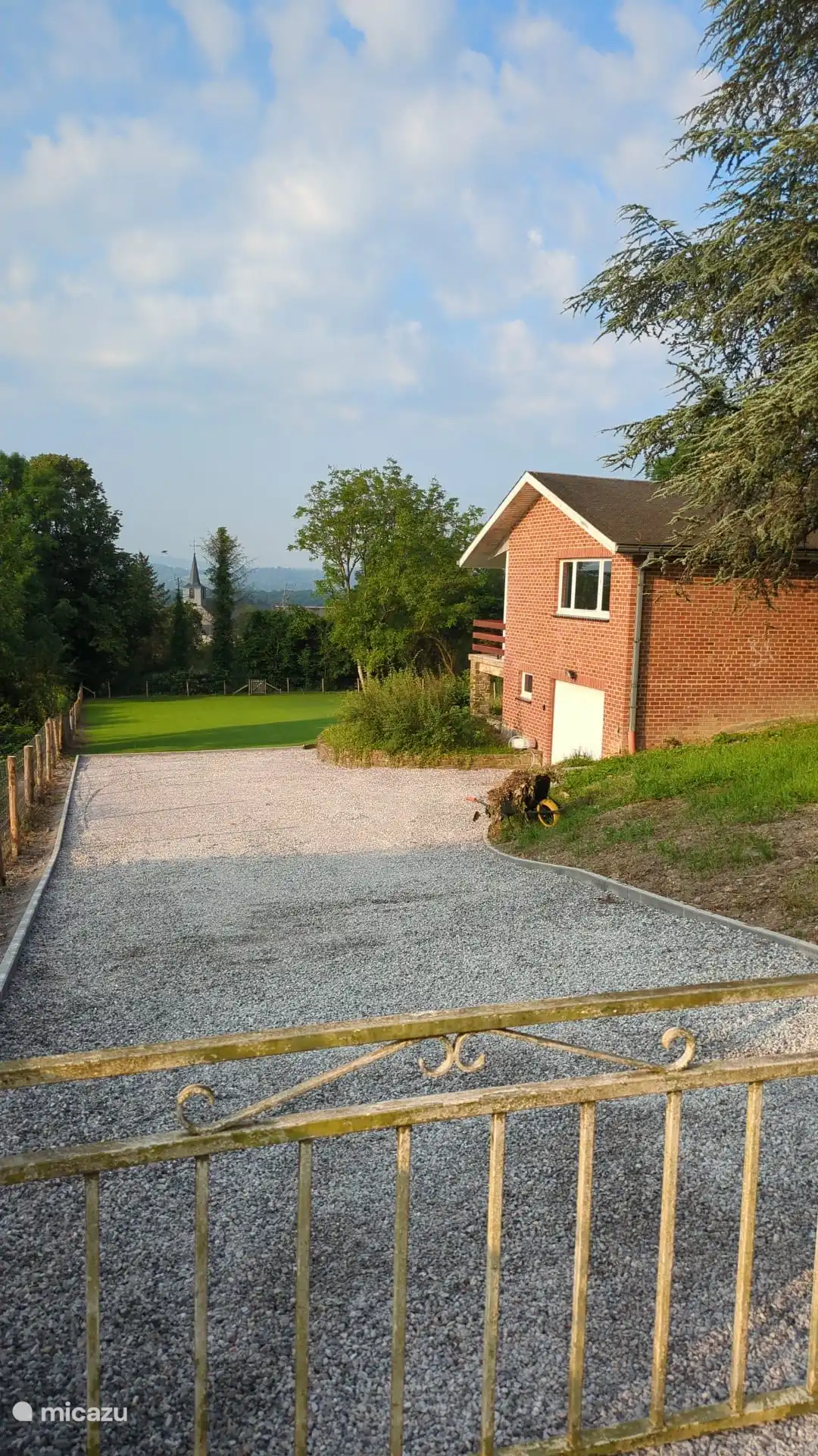 die Einfahrt und der Garten mit Blick auf den schönen Kirchturm des Dorfes Agimont 