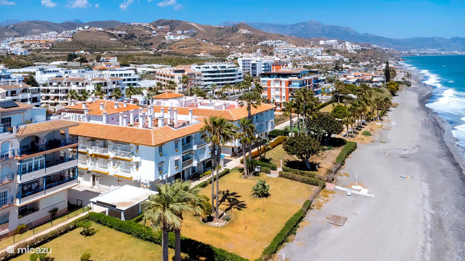 Luftaufnahme von Gebäude und Strand
