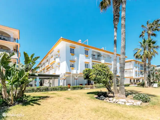 Seaflower Beachfront Apartment huren in Spanje, Costa del Sol, Torrox-Costa - appartement tuin en gebouw