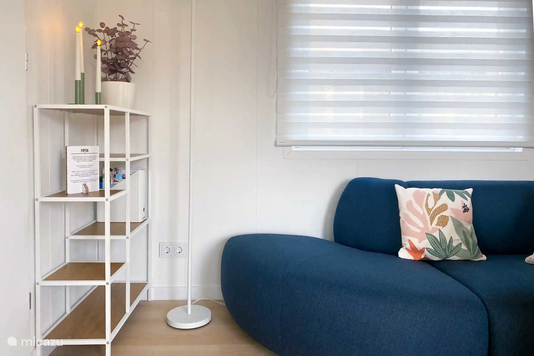 Sitzecke mit praktischem offenem Schrank