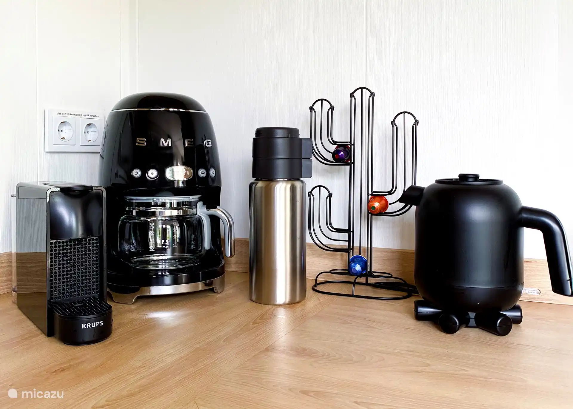 Die Einrichtungen für Kaffee und Tee. Auch eine praktische Thermoskanne für Kaffee unterwegs!