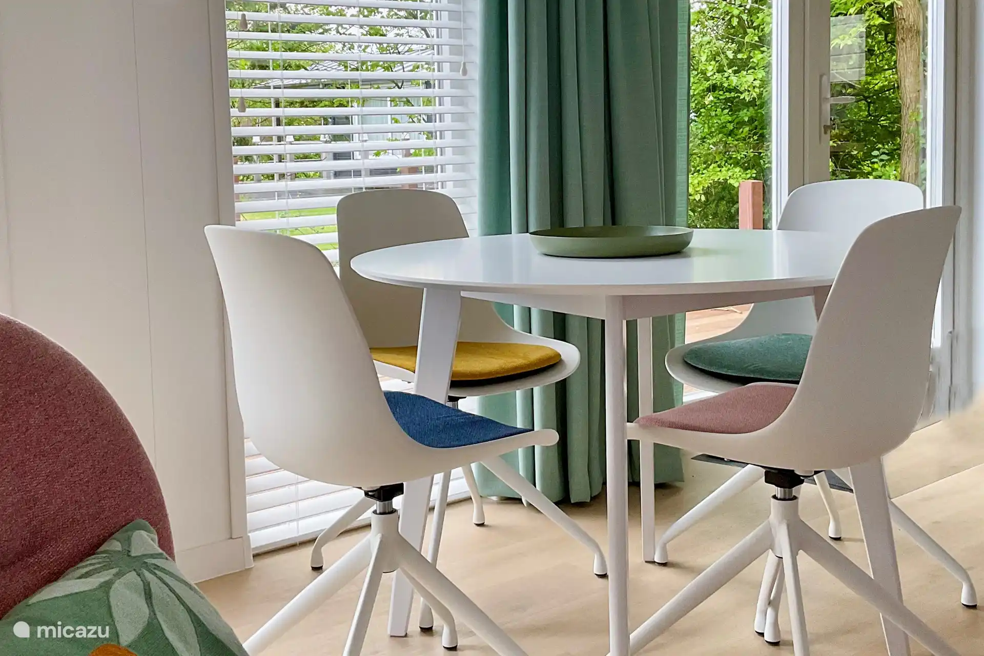 Essgruppe mit 4 bequemen Drehstühlen