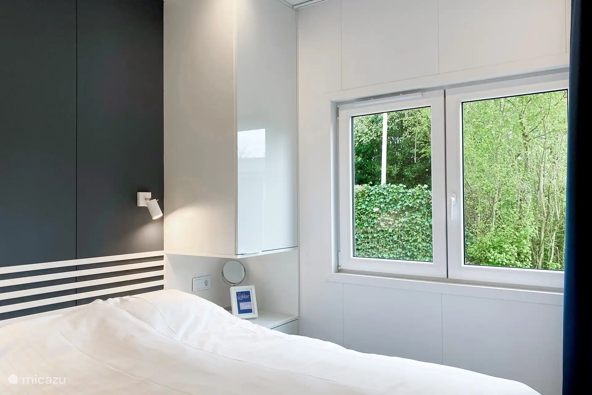 Schlafzimmer mit Hotel-Boxspringbetten von 210 cm Länge und Eastborn-Matratzen