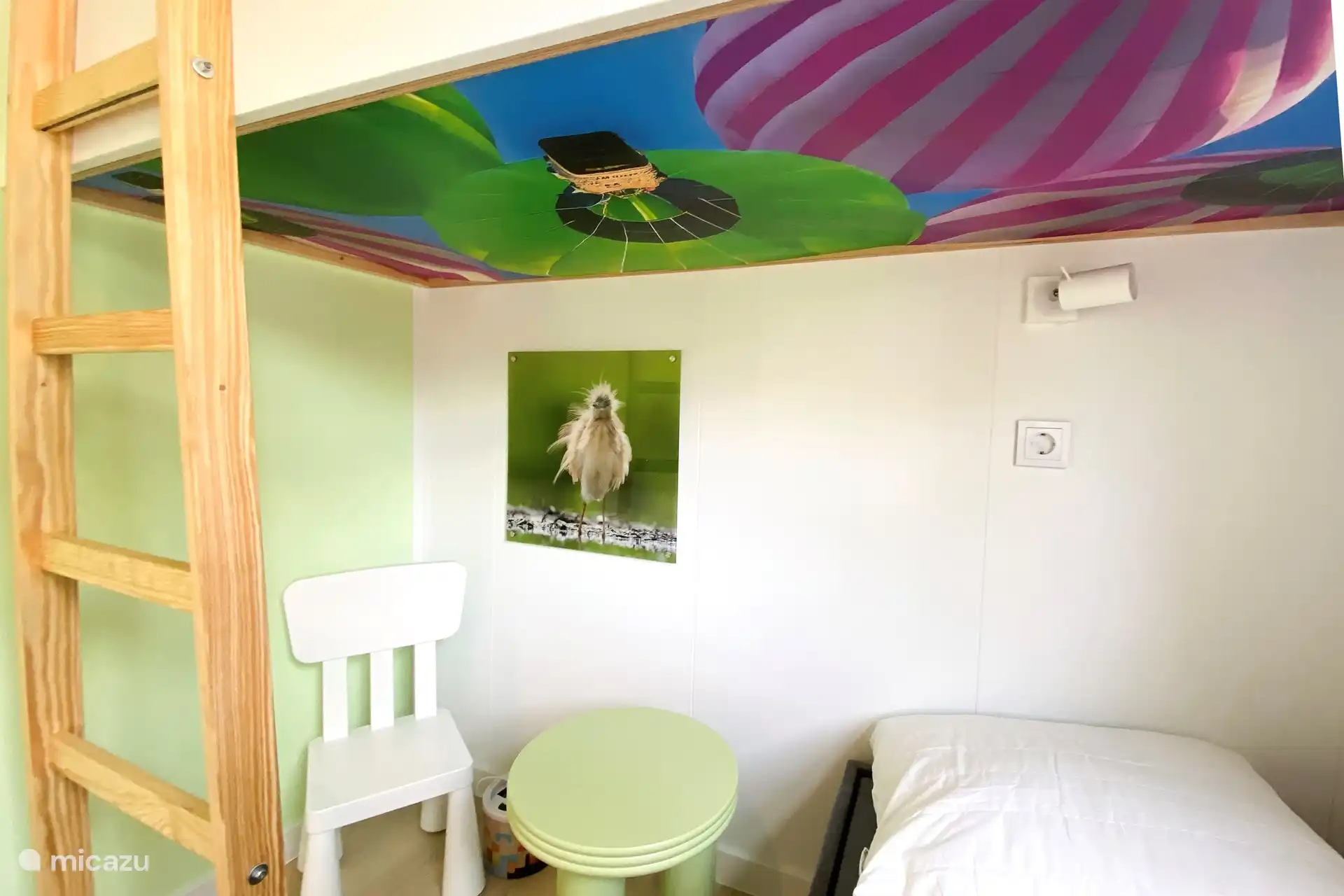 Fröhlich eingerichtetes Schlafzimmer mit Etagenbett im Zwischengeschoss