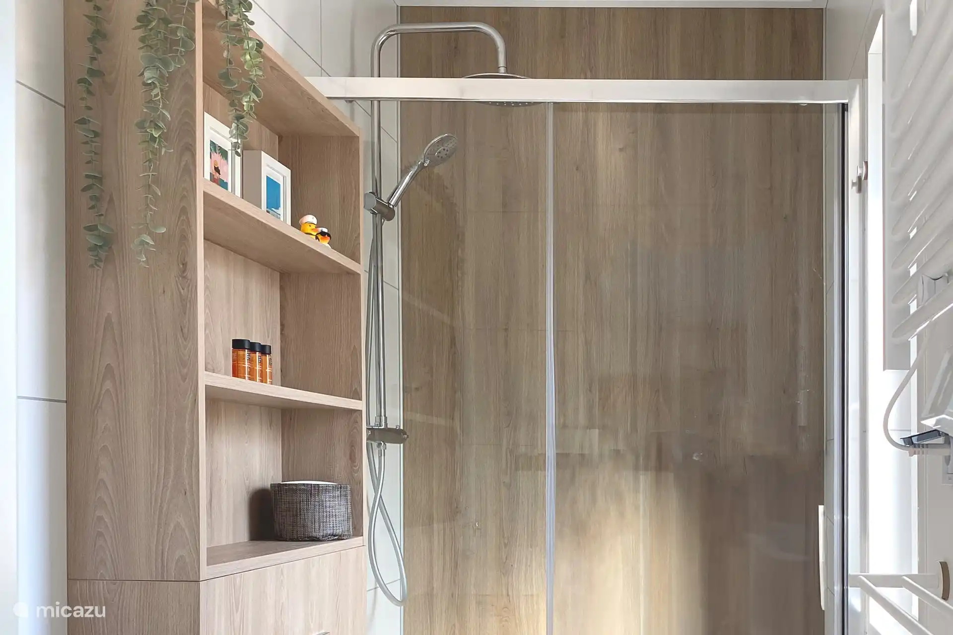 Badezimmer mit viel Stauraum und schöner Regendusche