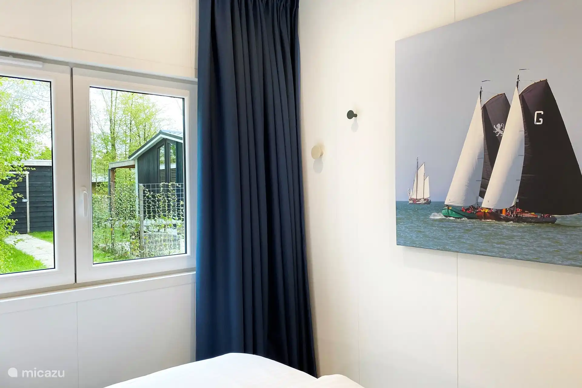 Schlafzimmer mit lichtdichten Vorhängen