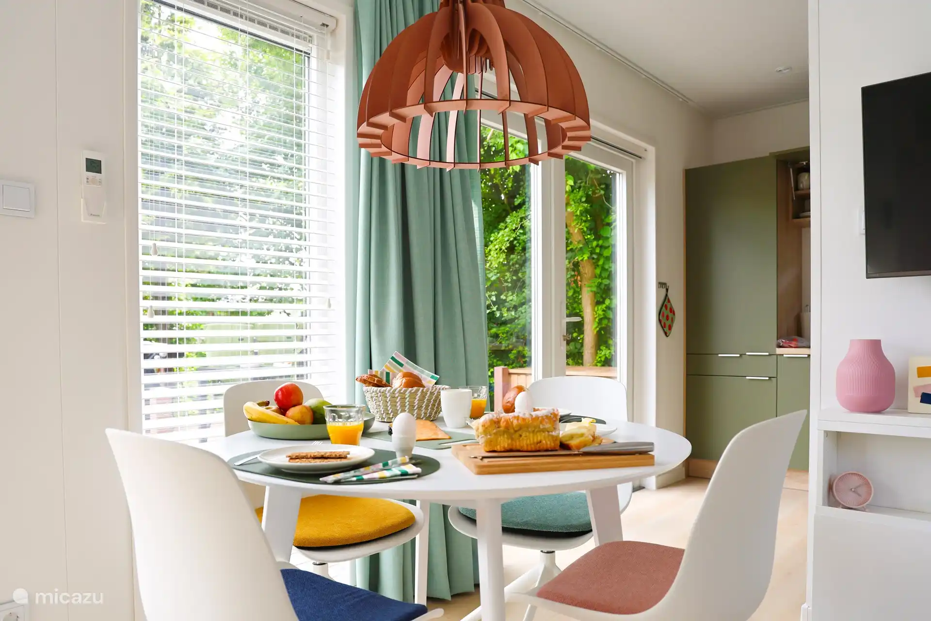 Gemütlicher und moderner Essbereich am Fenster mit Blick auf den Garten