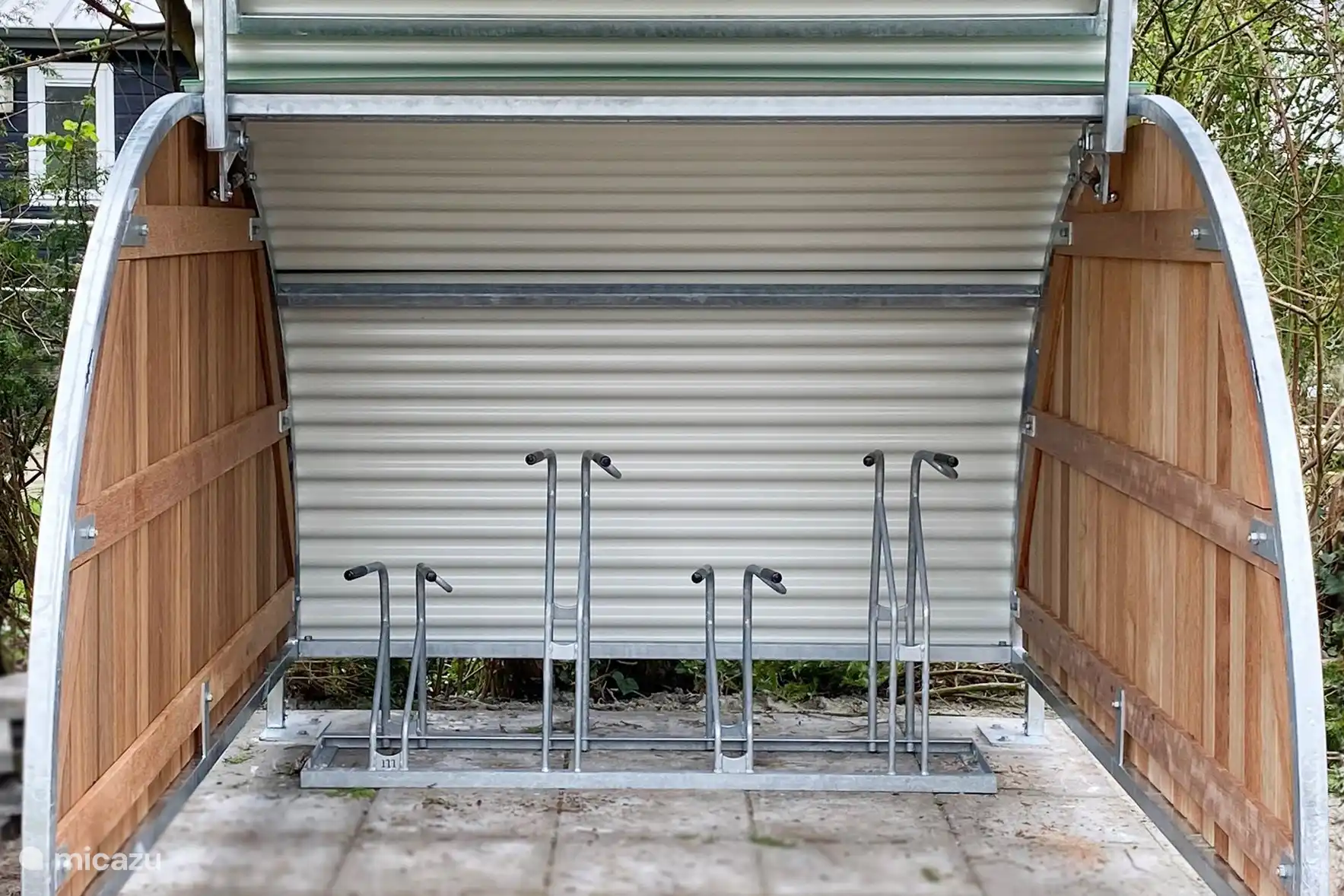 Platz für 4 Fahrräder. Mit 4 Stromanschlüssen