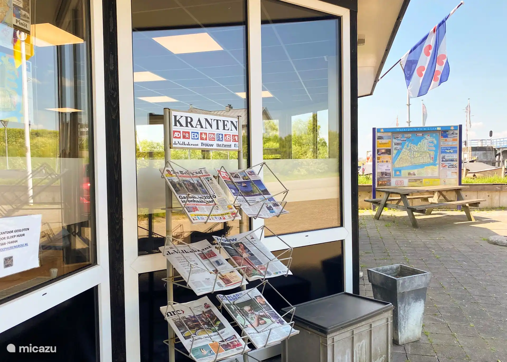 Zeitungen an der Rezeption des Parks YN'e Lijte