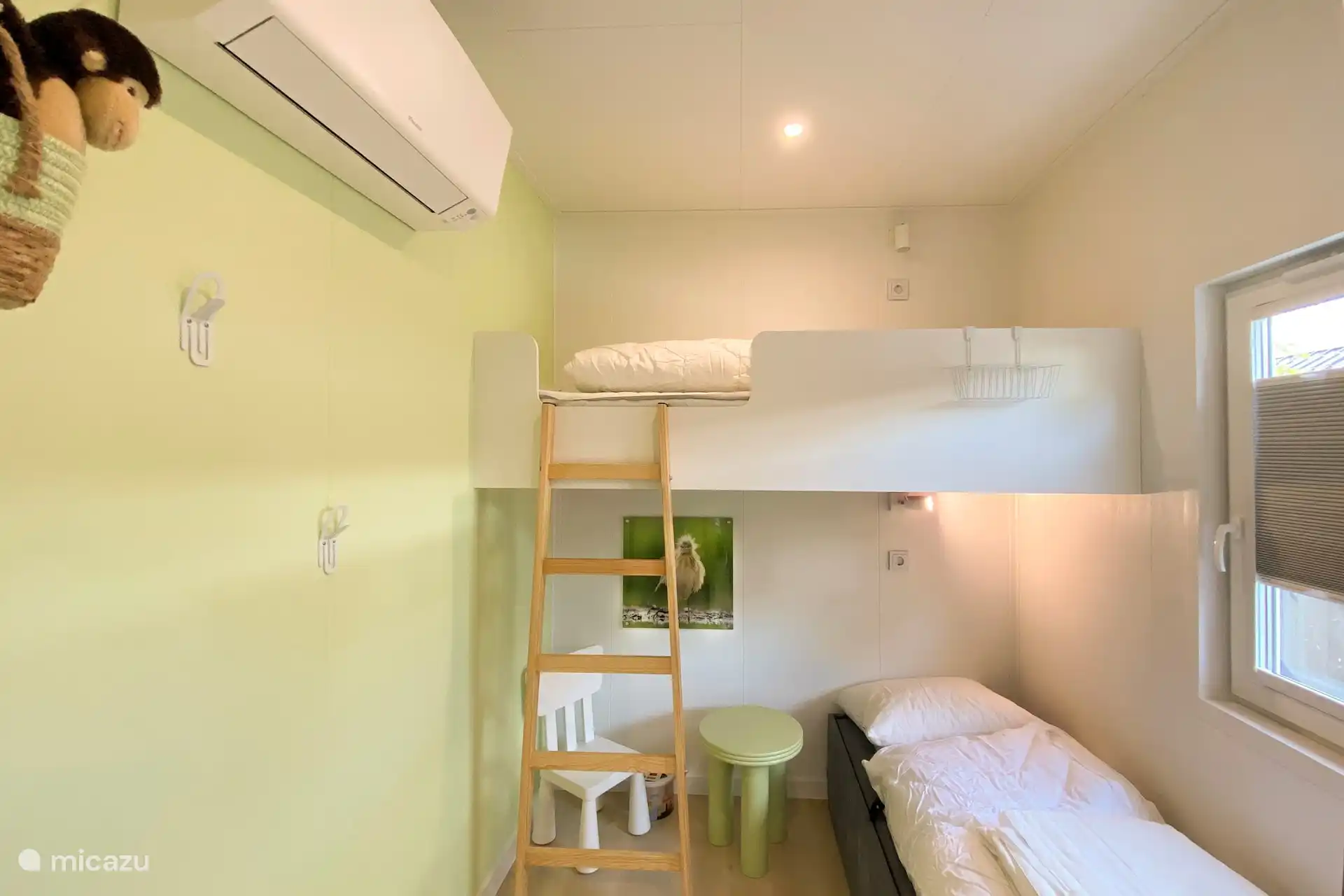 Mezzanine-Etagenbett mit hochwertigen Eastborn-Matratzen. Bequemer Ein- und Ausstieg für Erwachsene in das untere Bett