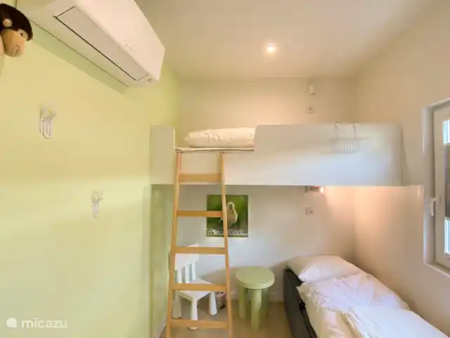 Sralreiger Chalet-lodge avec climatisation | Pays-Bas, Frise, Grouw - chalet Lit superposé mezzanine avec matelas Eastborn de haute qualité. Pratique pour les adultes qui souhaitent entrer et sortir du lit du bas