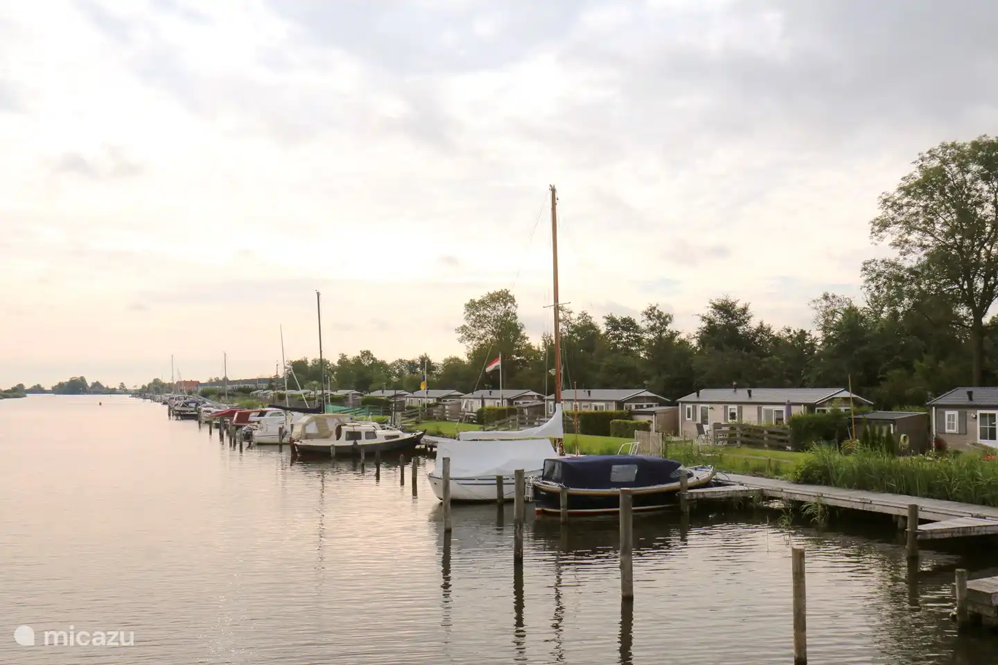 Promenadensteg im Wasserpark Yn'e Lijte in Grou an der Standing Mast Route. Hier können Sie schwimmen oder angeln