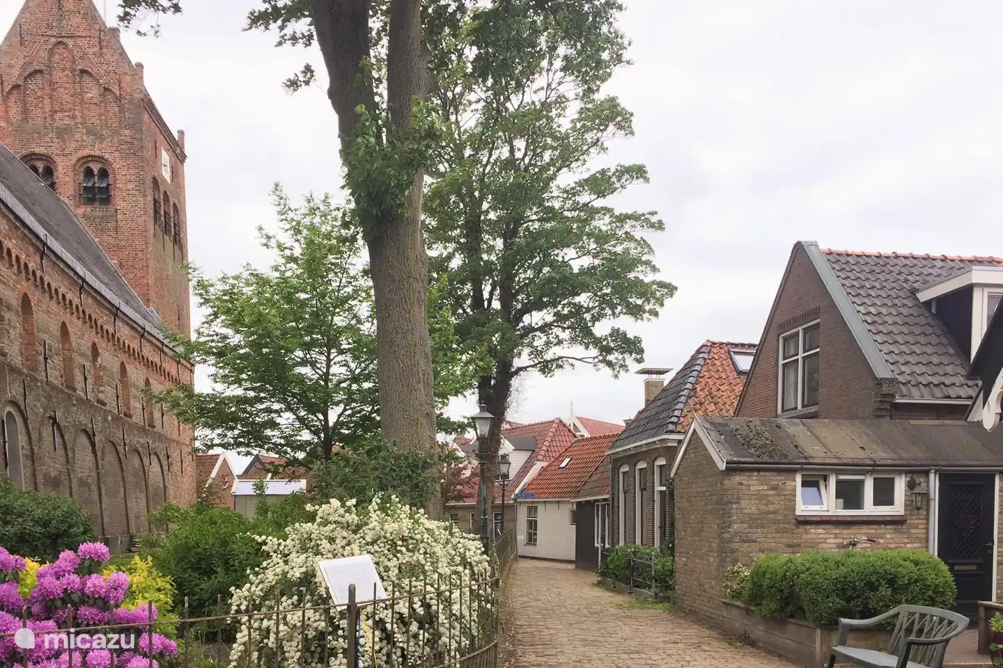 Kirche in Grou und mit einem schönen Innenhof drumherum