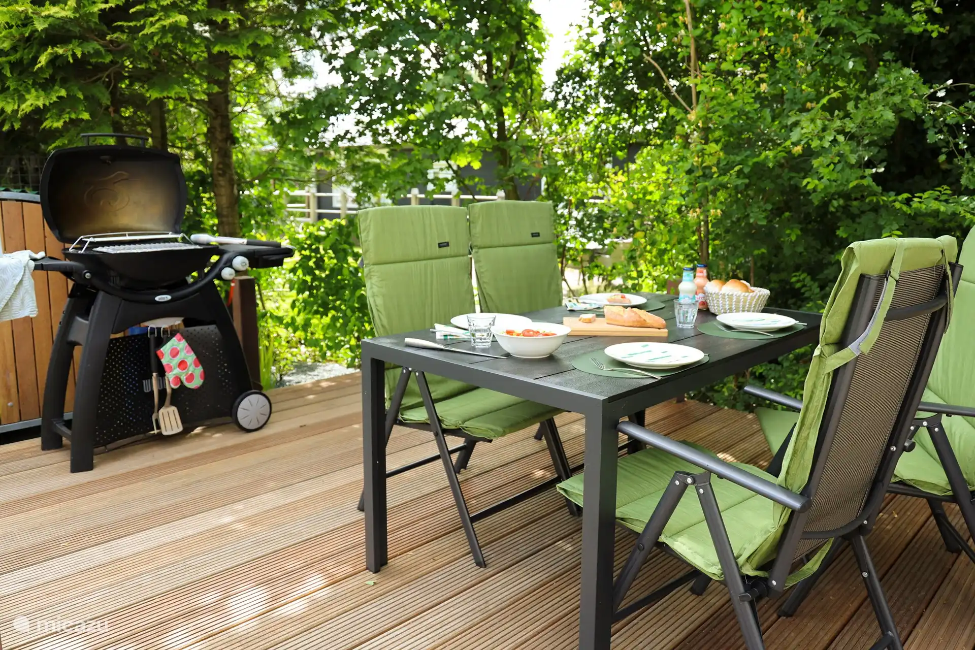 Schöne Sitzecke auf der Terrassenterrasse im Ralreiger, mit Weber-Gasgrill 