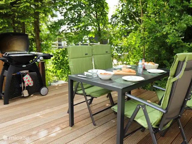 Sralreiger Chalet-lodge avec climatisation | Pays-Bas, Frise, Grouw - chalet Joli coin salon sur la terrasse du Ralreiger, avec barbecue à gaz Weber