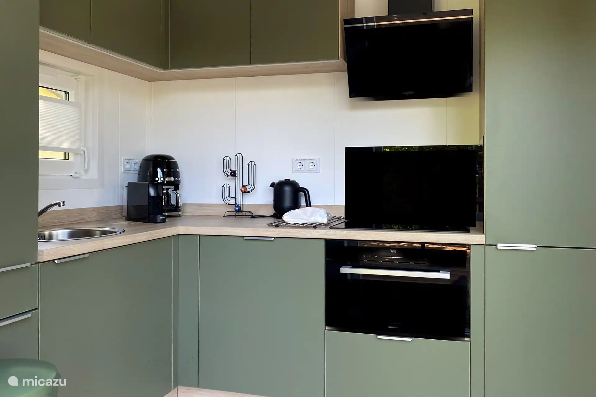 Küche mit allen Geräten wie Nerspresso, Geschirrspüler und Kombi-Mikrowelle