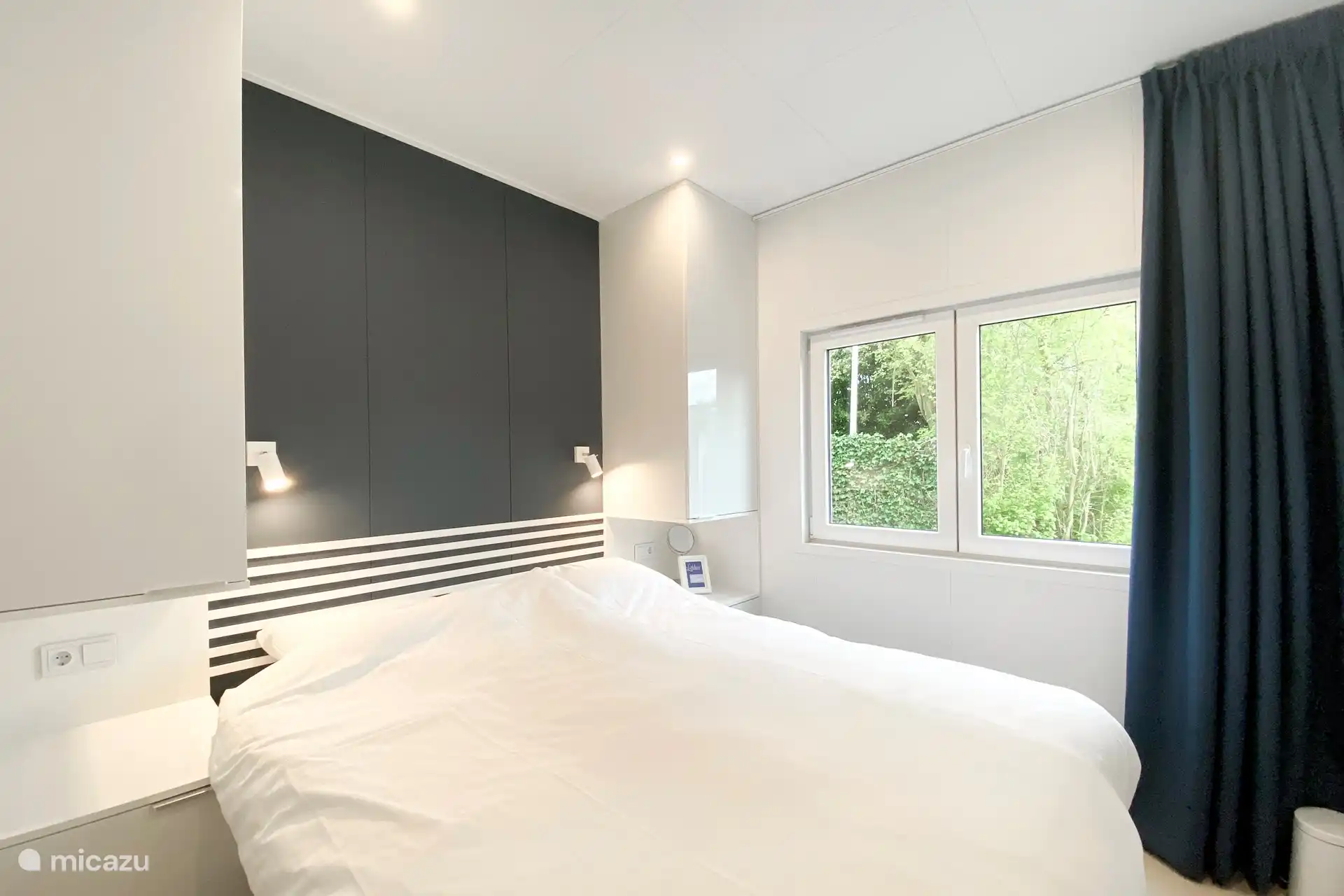 Schlafzimmer mit Hotel-Boxspringbetten von 210 cm Länge und Eastborn-Matratzen