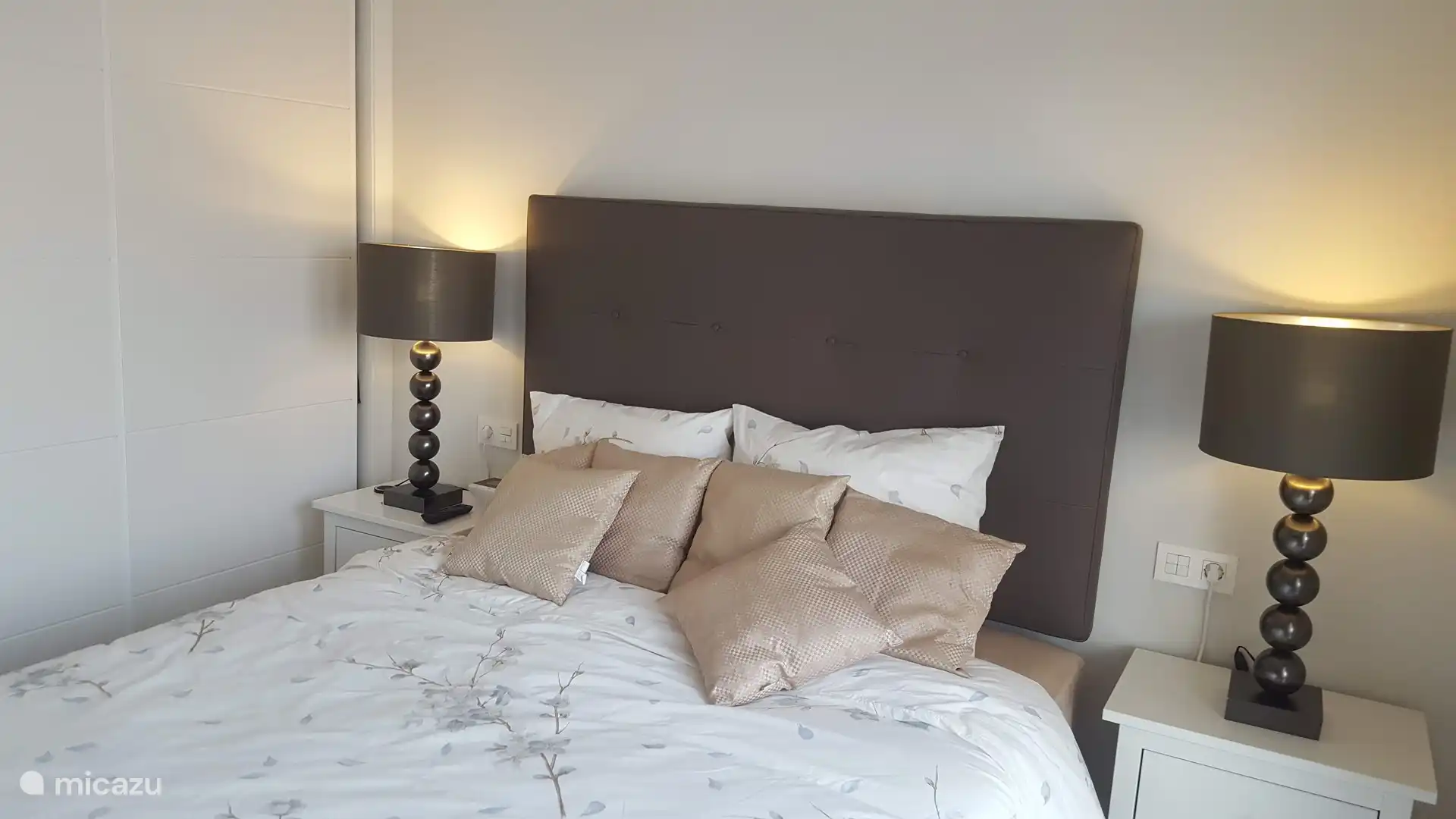 Dormitorio con baño en suite 