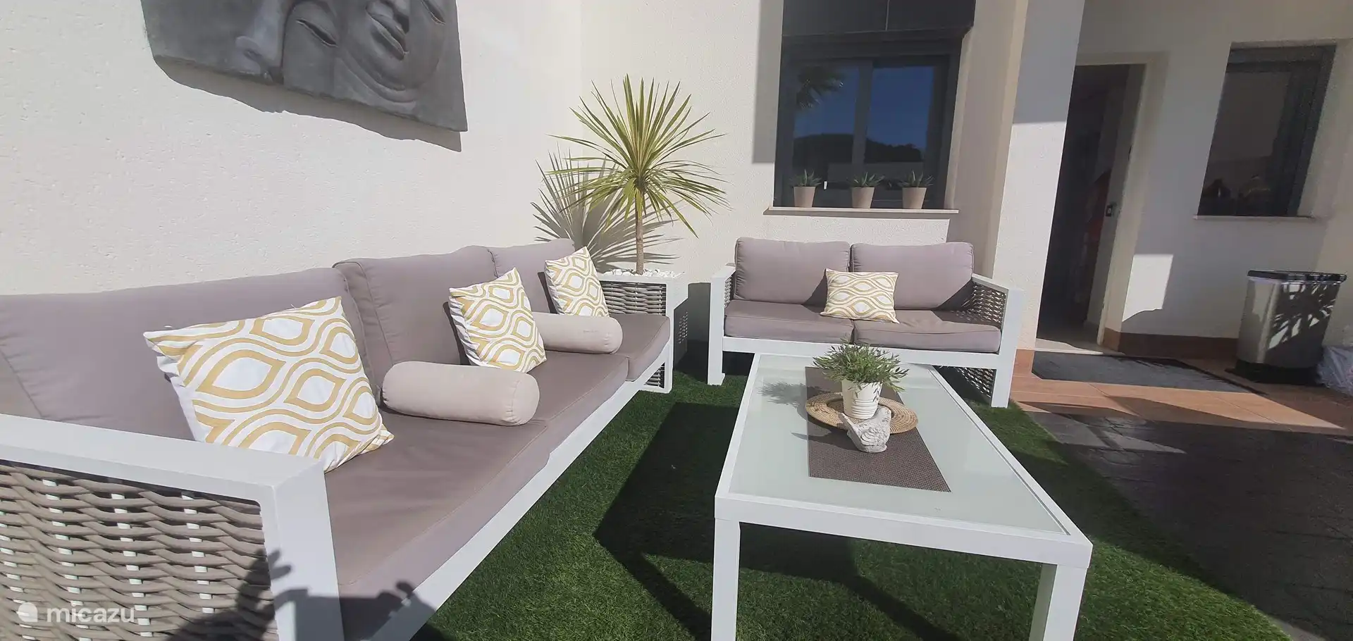 Terraza con salón y mesa de comedor, barbacoa