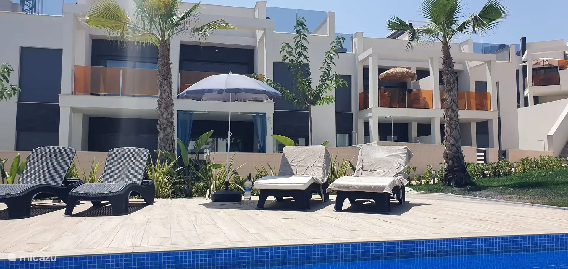 Tus propias tumbonas junto a la piscina con sombrilla