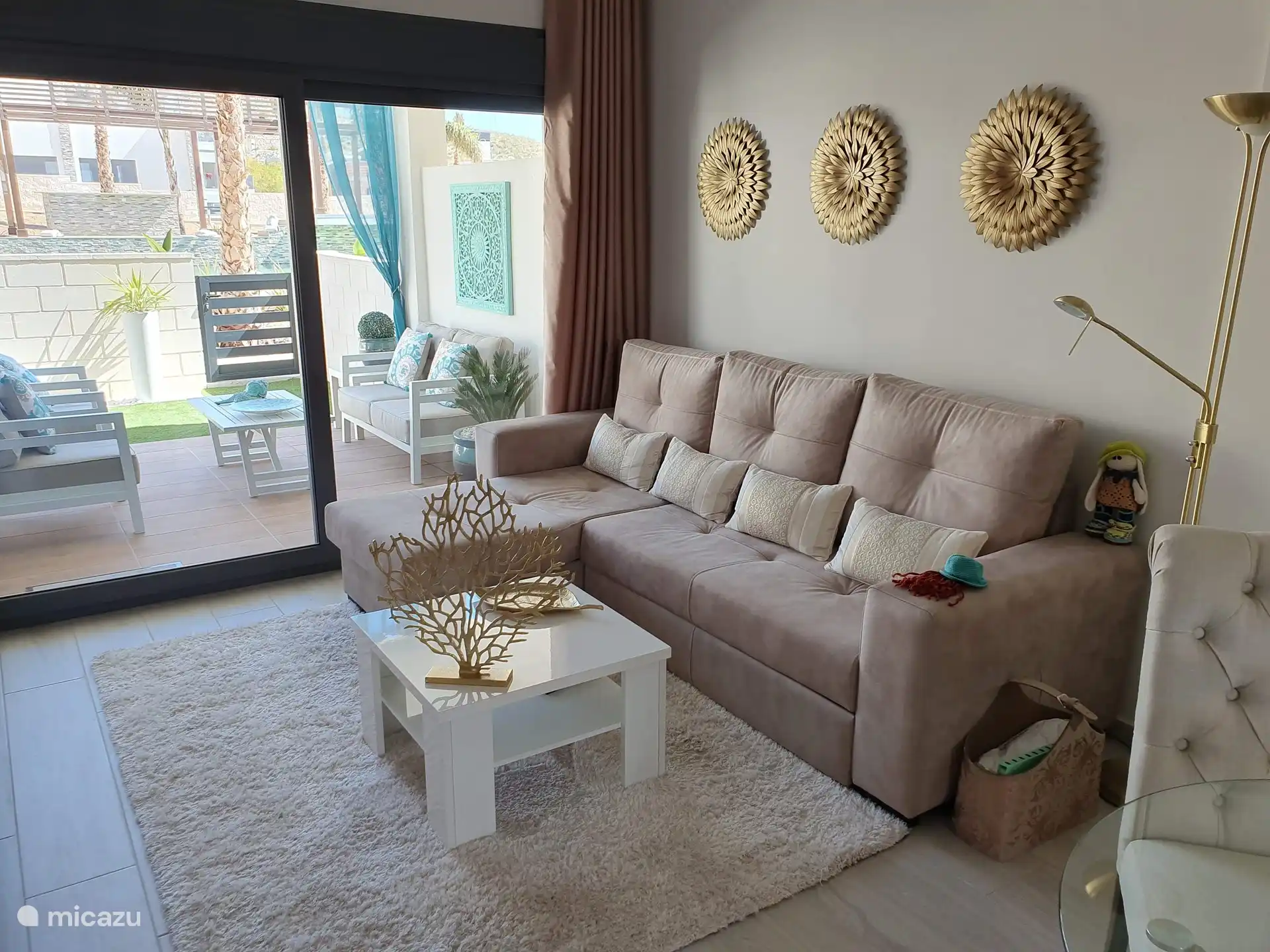 Acogedora y lujosa sala de estar.con sofá se puede convertir en una cama para dormir