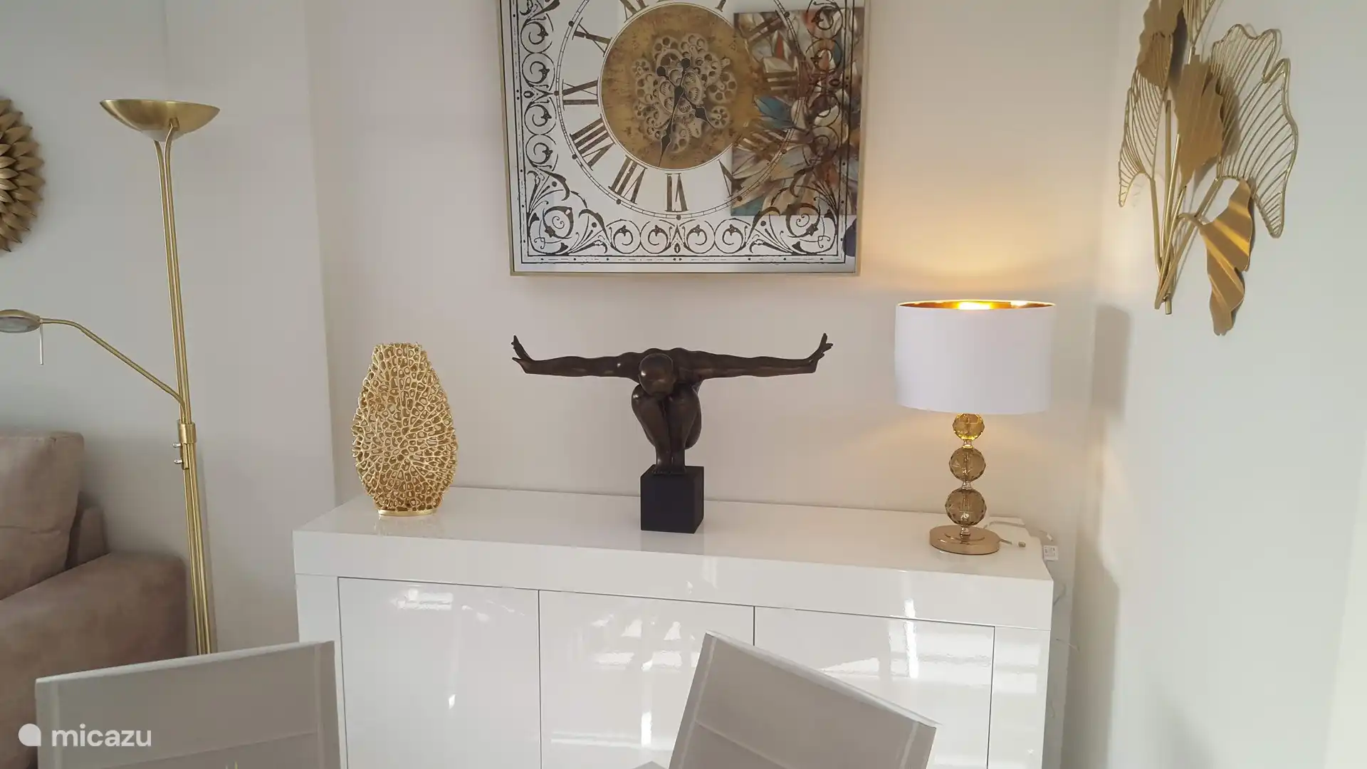 Lujoso comedor con aparador