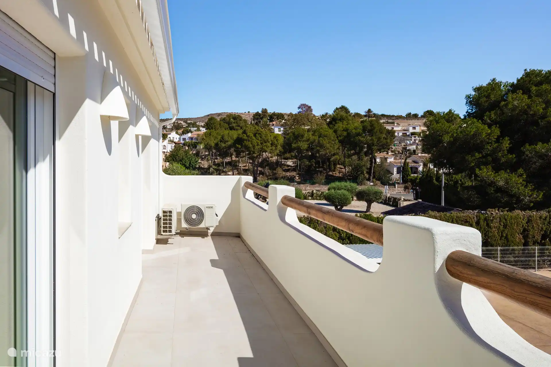 Terrasse mit direktem Zugang von Schlafzimmer 2 und 3