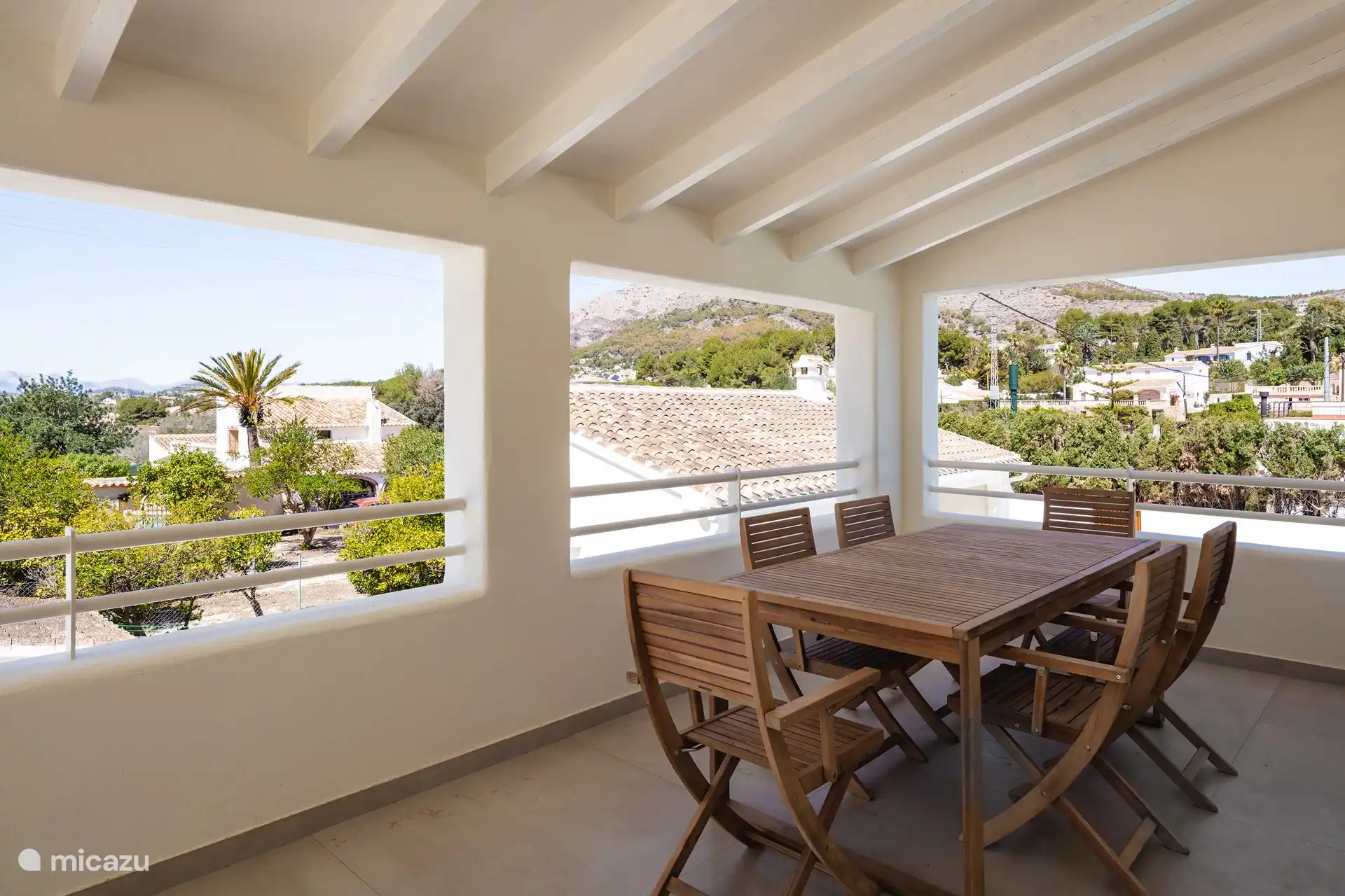 Terrasse mit Tisch und Stühlen