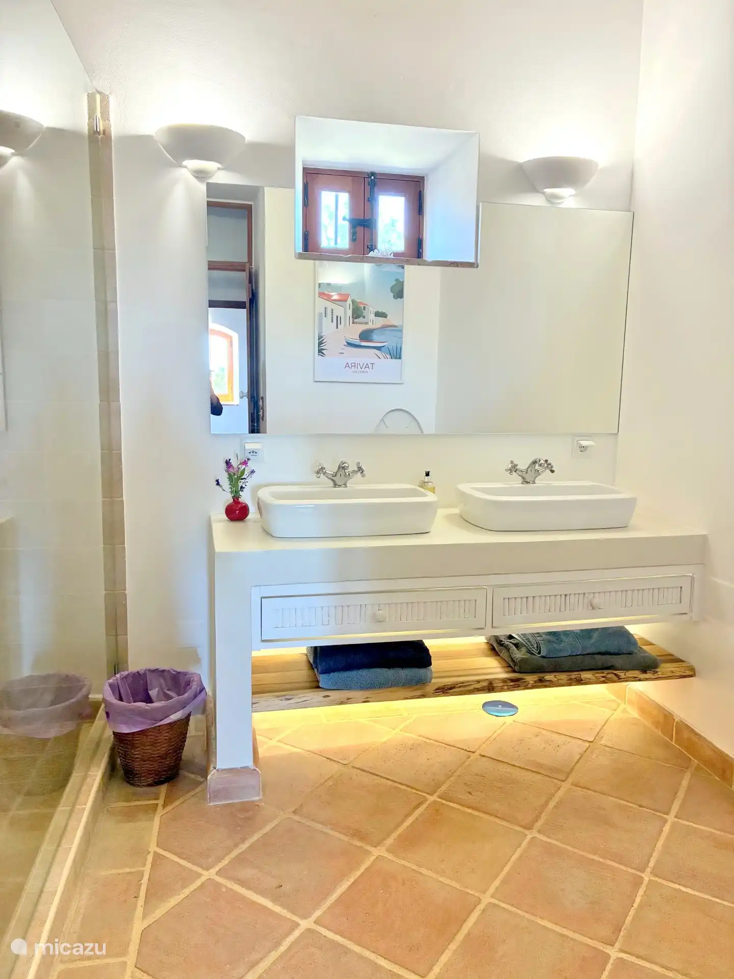 Mittleres Bad mit Doppelwaschbecken und begehbarer Dusche