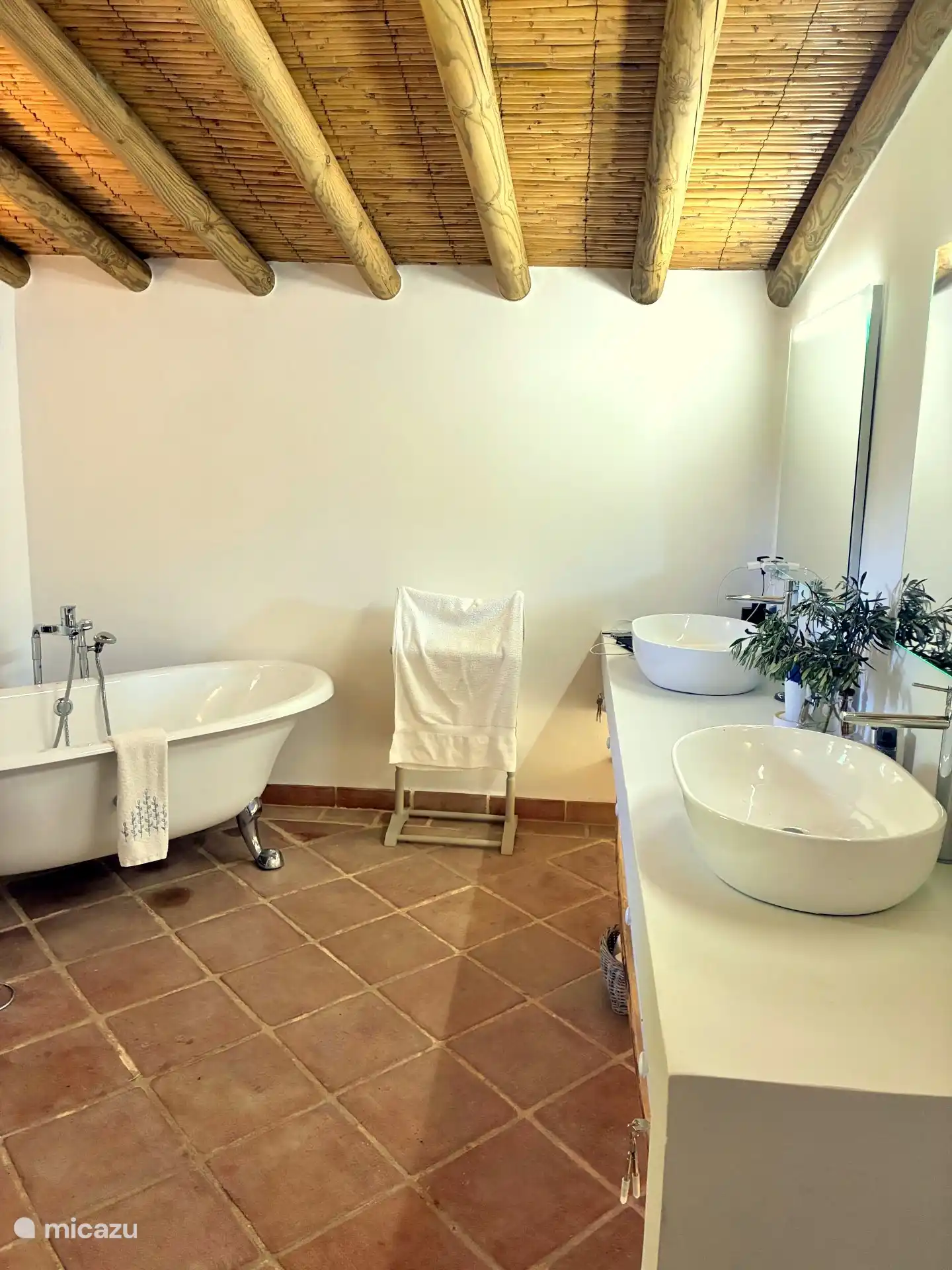 Hauptbad mit Doppelwaschbecken, Badewanne und begehbarer Dusche