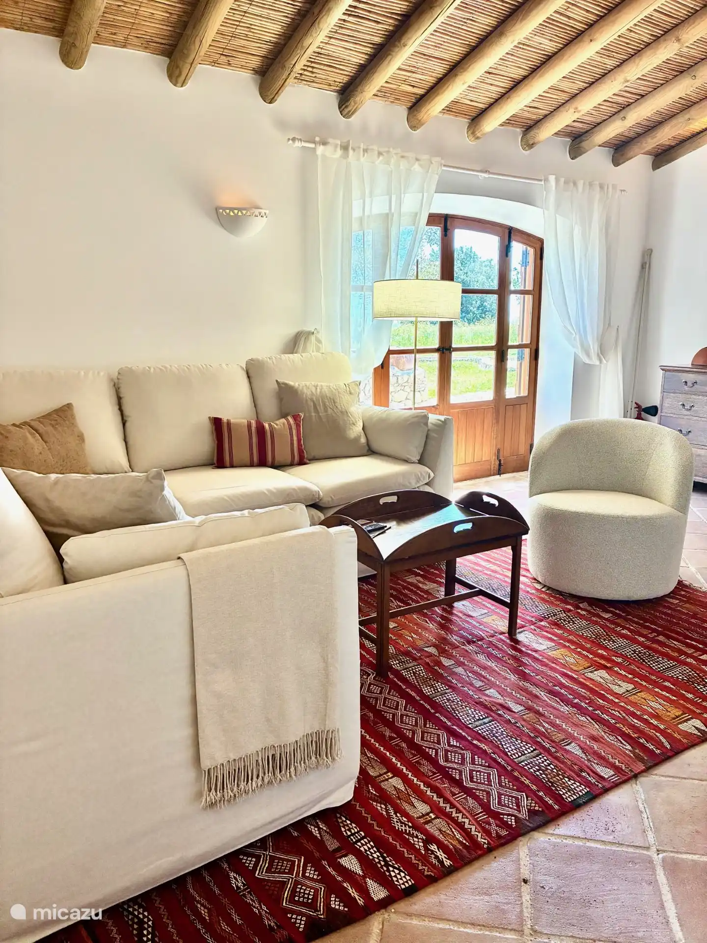 2. Wohnbereich mit Holzofen und Flachbildfernseher