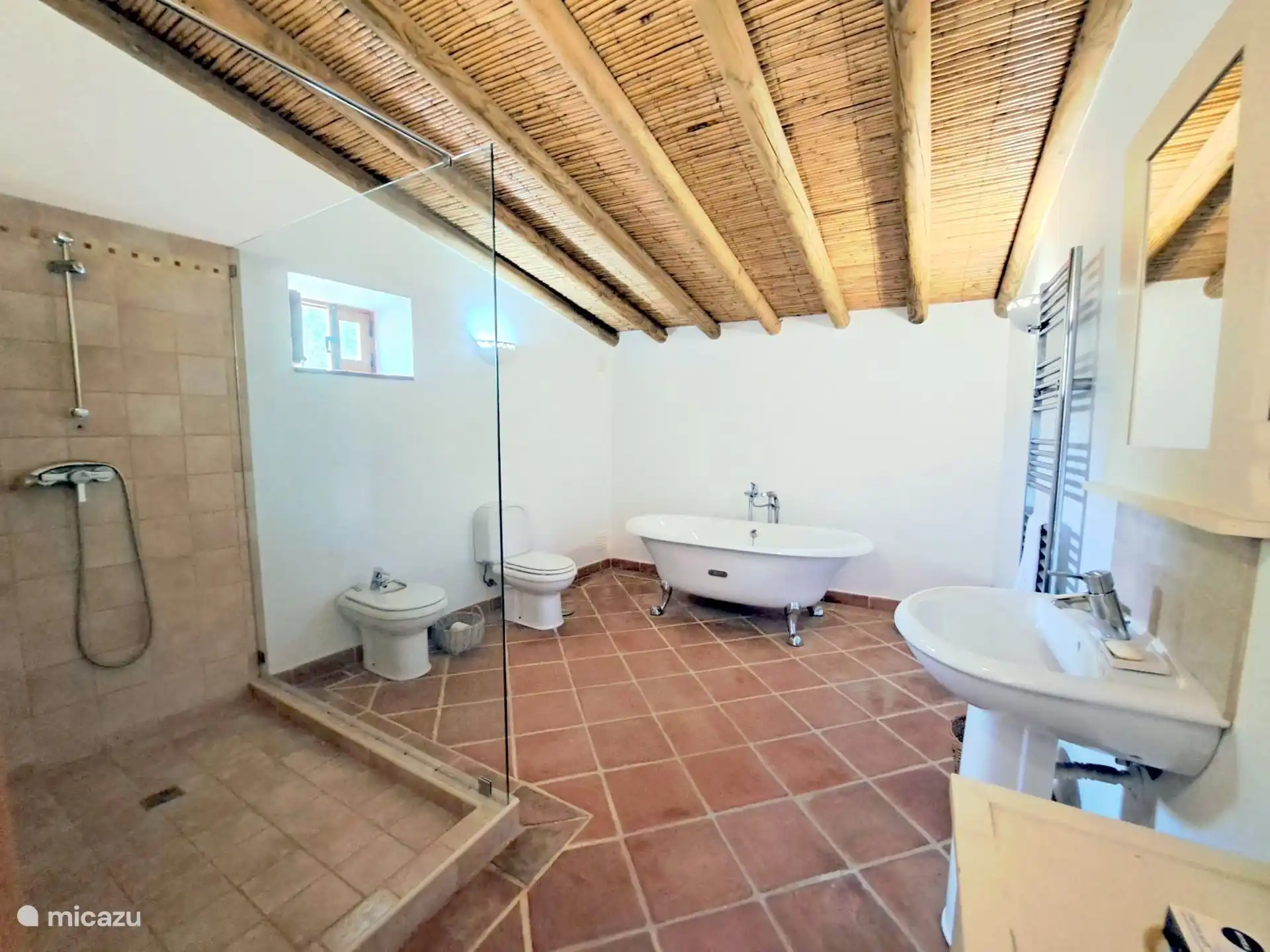 Eigenes Hauptbad mit ebenerdiger Dusche und Klauenfußwanne