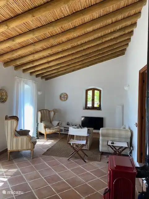 Zweites Wohnzimmer mit TV & Holzofen