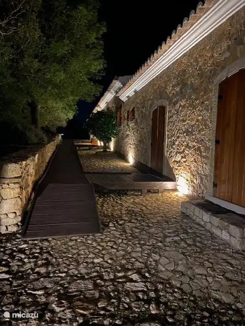 Für einen dramatischen Effekt ist das Haus nachts beleuchtet