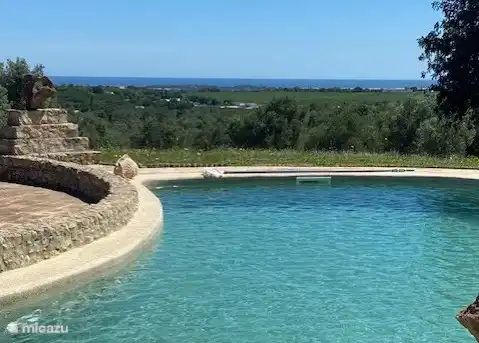 Privater Pool mit Blick auf das nahe gelegene Meer