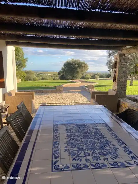 Wunderschöne Lage mit herrlichem Meerblick und Essbereich im Freien