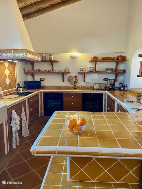 Voll ausgestattete Küche mit Doppelöfen, amerikanischem Kühlschrank und Konvektionskochfeld