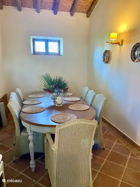 Der Speisesaal im Inneren bietet bequem Platz für acht Personen