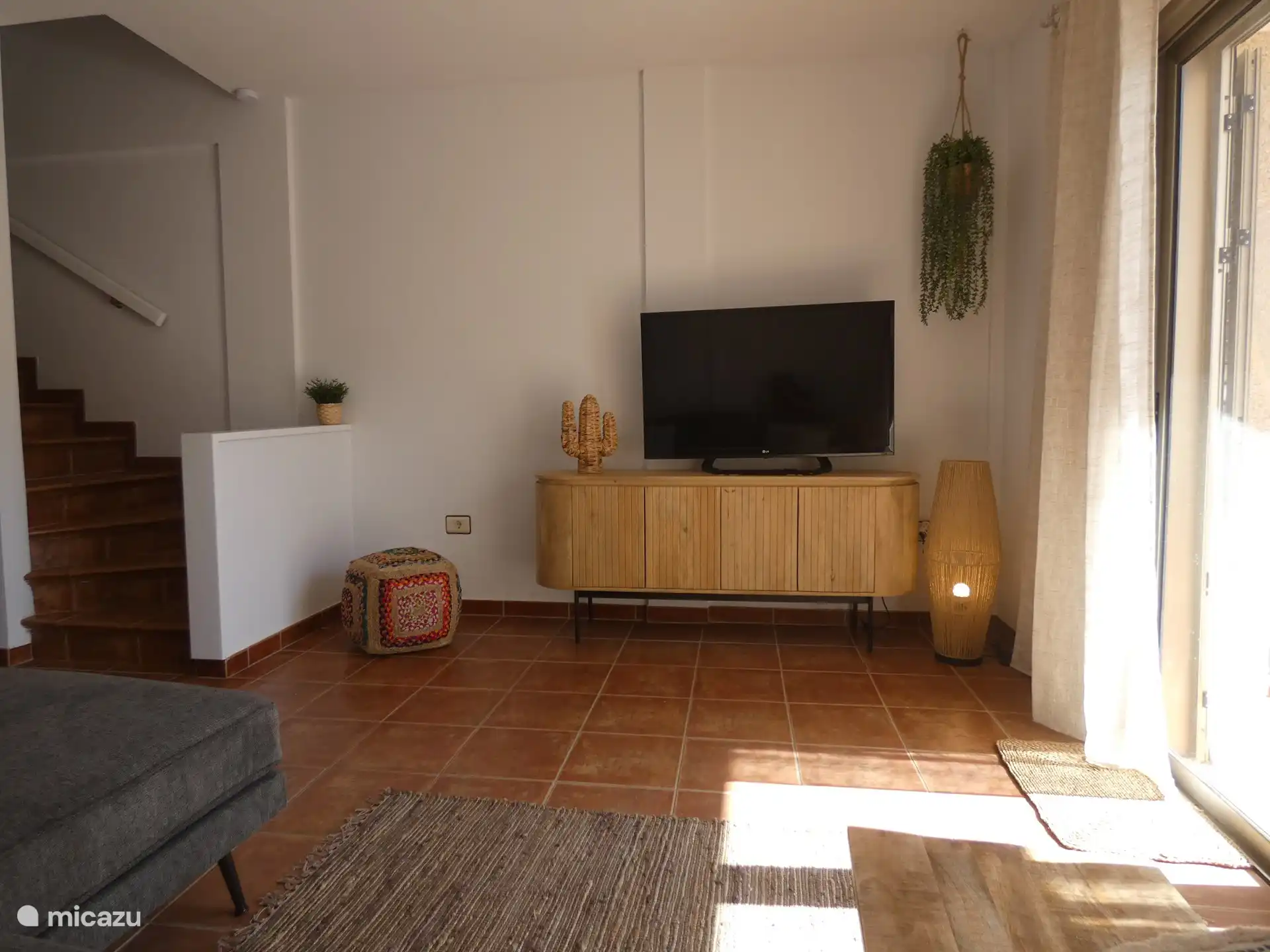 salon avec TV Chrome Cast (grand écran)