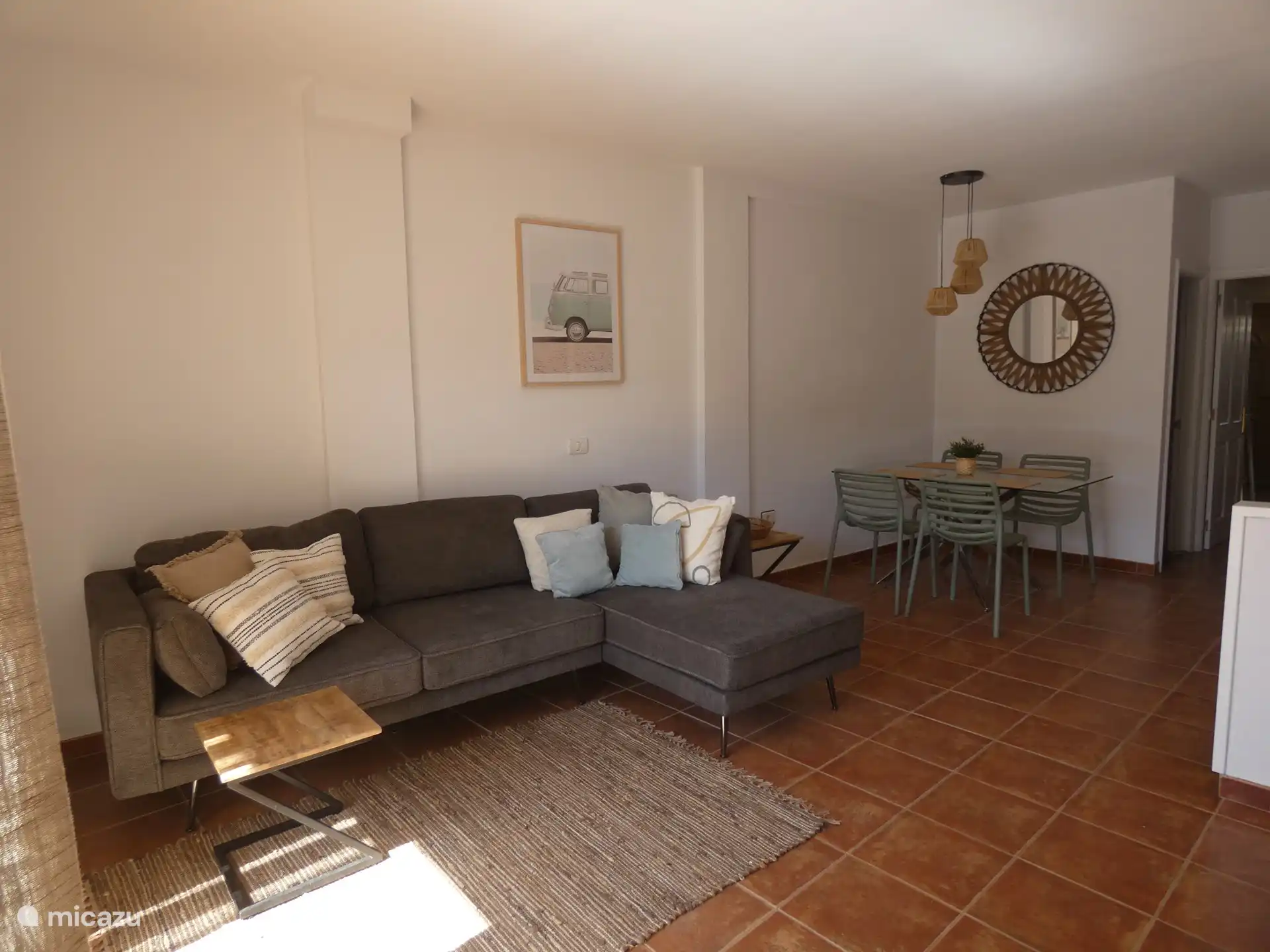 salon avec canapé et coin repas