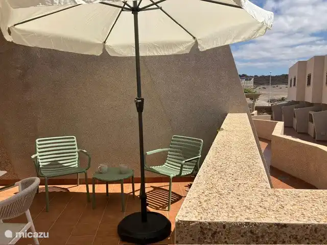 Terrasse privée orientée au sud en bas du salon