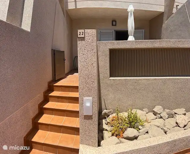 Accès facile à la terrasse en bas (matériel de surf, vélo...)