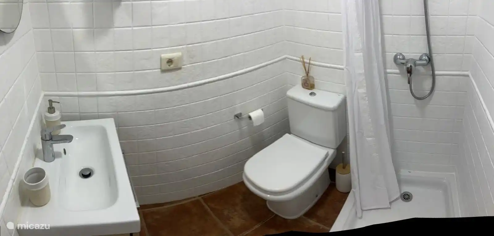 Deuxième salle de bain au rez-de-chaussée : lavabo avec 2 tiroirs, WC et douche