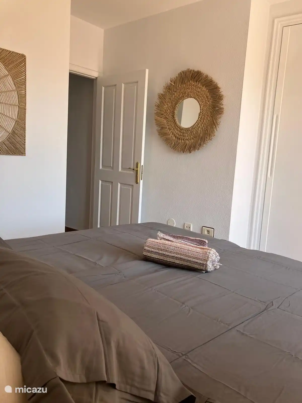 chambre principale avec terrasse et grande armoire à portes coulissantes intégrée