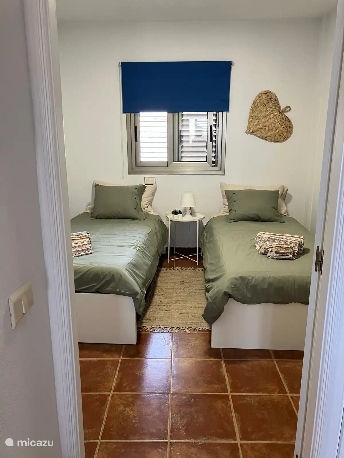 chambre arrière (2 x 90/200) avec placard intégré spacieux et vue sur le volcan Teide