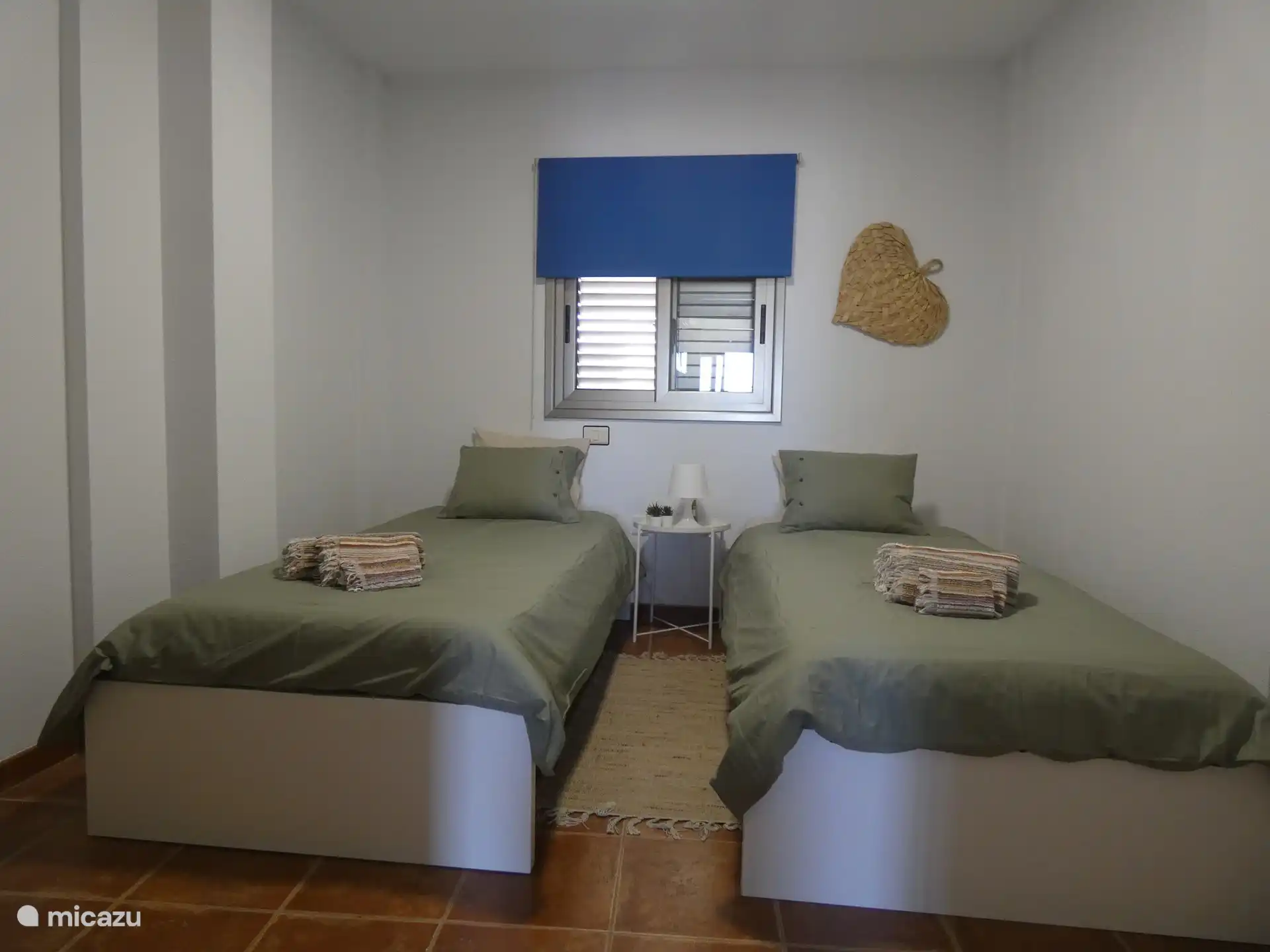 chambre arrière avec grand placard intégré et vue sur le volcan Teide