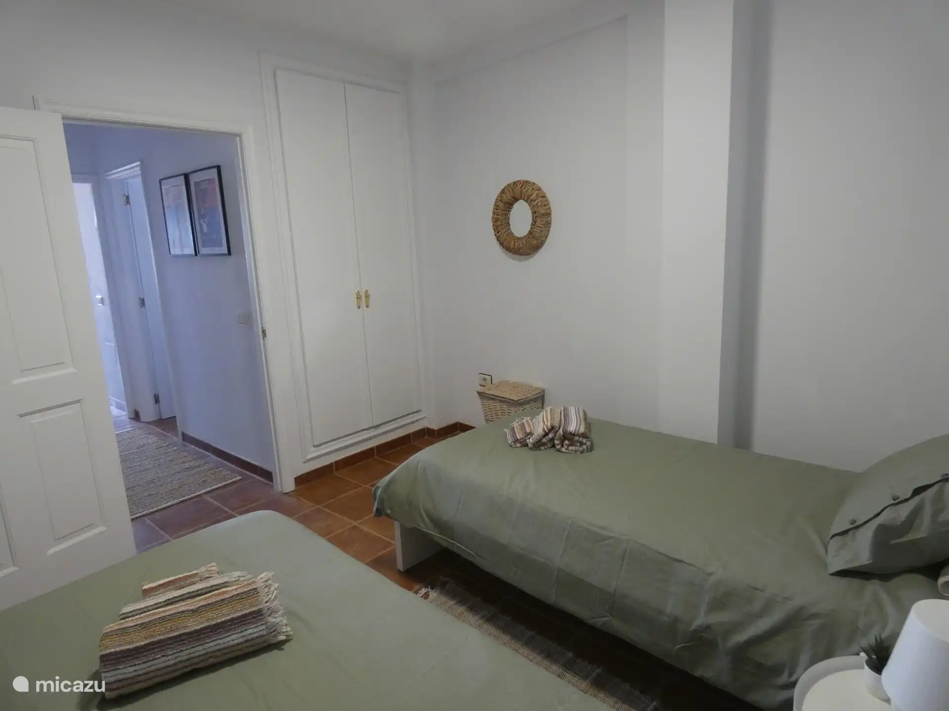 chambre arrière avec grand placard intégré et vue sur le volcan Teide