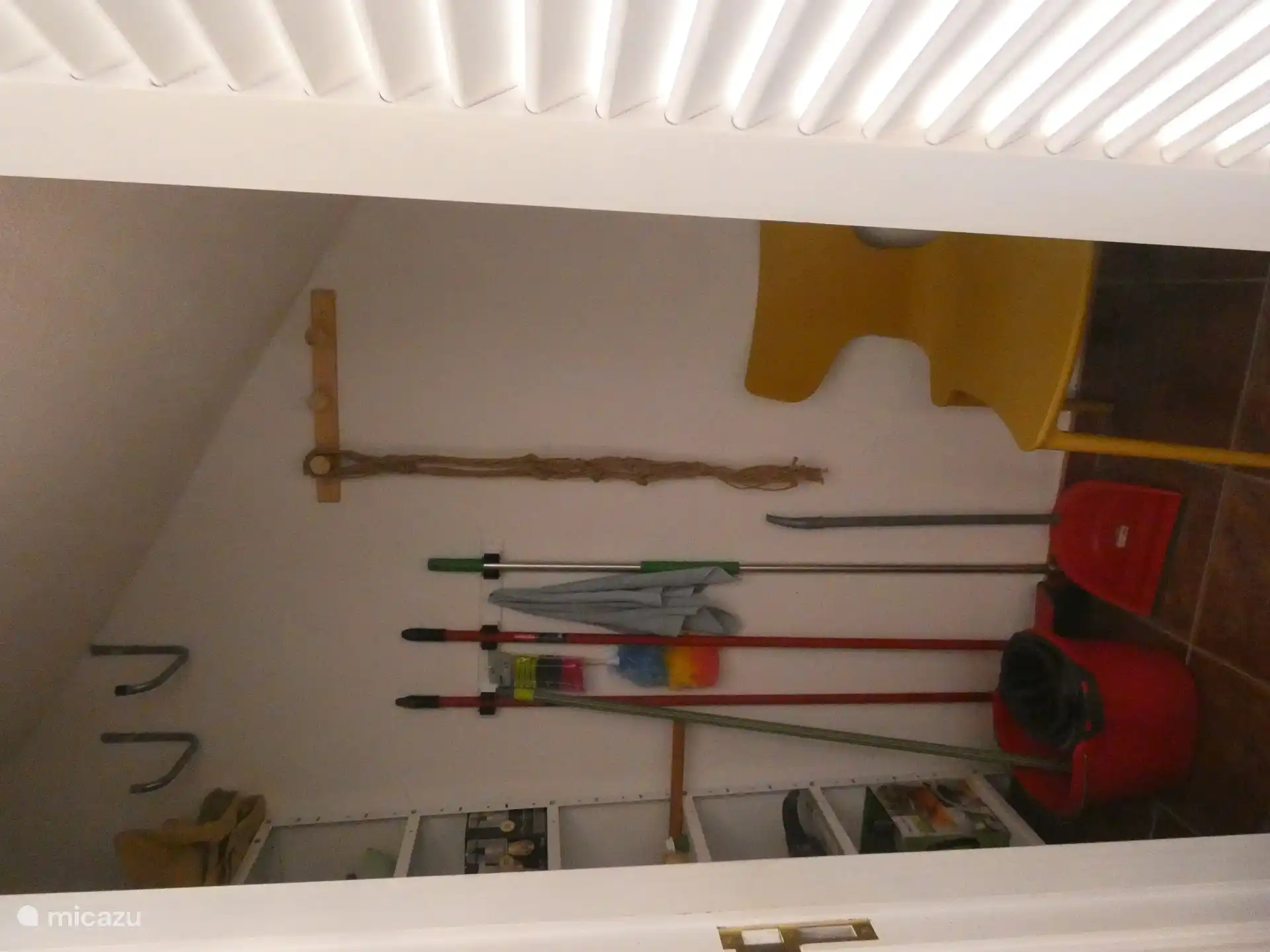 débarras spacieux sous l'escalier